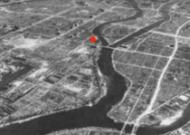 Красная точка обозначает место падения бомбы.