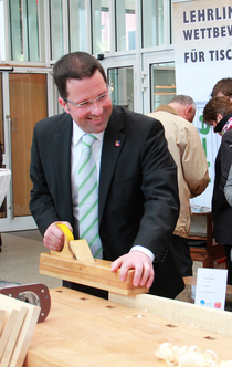Kai Seefried MdL (CDU) bewies sein Geschick am  Messestand der Tischlerinnung und der Jobelmannschule Stade