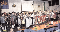 Leszek Zebura (r.), der Dirigent der Musikkapelle Grainau, beim gemeinsamen Spiel mit dem Tambourkorps Golkrath. Die Gäste aus dem Zugspitzdorf weilten ein Wochenende lang in Golkrath. Das Konzert war der Höhepunkt des Besuches.