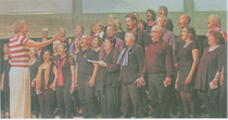 Drei Dozenten leiteten den Gospelworkshop. Hier dirigiert Angelika Rehaag ihre Gruppe beim Abschlusskonzert in der Hückelhovener Aula. RP-FOTO, JÜRGEN LAASER