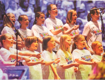 Ab kommenden Montag üben die Schülerinnen und Schüler in ihren Schulen Lieder ein, um dann im Juni im großen Rund der Kölner Lanxess Arena einen gigantischen Kinderchor zu bilden. FOTO: ANJA ALBRECHT