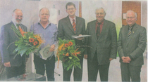 Hermann-Josef Knur und Harald Rose wurden mit Auszeichnungen aus dem Vorstand verabschiedet. Es gratulierten Paul Schulte (Landesverband) sowie Heinz Musch und Johannes von den Borst für den Kreisvorstand. foto: kn