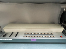 Studio Beschallungszentrale Telefunken Front 1 bis 20 Mehrzonen Matrix System Aluminium Frontplatte mit 20 Verstärker Tastern und 20 Lautsprecher Tastern sowie Pegelsteller und Dämpfungswahl