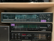 Receiver Telefunken Concerto HiFi 4530 Frontansicht mit grüner UKW Skala und Tastenfeld