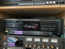 CD Player Fisher AD-Z1 Professional Digital Reference Frontansicht mit Zifferntasten und Display