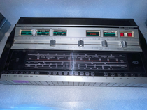 Grundig RTV 1020 HIFI Stereo Receiver mit 4D-Anzeige links. Front mit beleuchteter Mehrbereichsskala für UKW, MW, LW und KW. Feldstärke- und Stereo-Anzeige mittig. Schieberegler für Lautstärke, Bass, Höhen und Balance. Stationsspeichertasten U1–U7 unter der Skala. Große Glasfront mit schwarzem Skalenfeld und silbernem Bedienpanel.