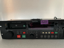 MD Recorder Denon DN M2000R Frontansicht mit MiniDisc Laufwerk, großem Display, CUE und Play Tasten, Jog Dial Steuerung sowie professionellen Bedienelementen für Recording, Pitch und Editing