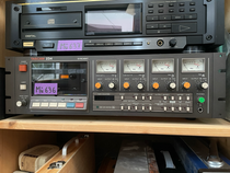 Kassettendeck Tascam 234 Syncaset 4-Spur Recorder Frontansicht mit vier VU-Metern
