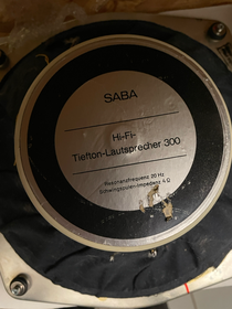 Bild: SABA HiFi Tiefton Lautsprecher 300, 4 Ohm, Resonanzfrequenz 20 Hz, Rückansicht mit Magnetbeschriftung