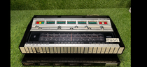 Grundig RTV 1040 Quadro Receiver aus der Mitte der 1970er Jahre. Klassischer Vierkanal-Receiver der frühen Quadrophonie-Generation mit integriertem AM/FM Tuner, diskret aufgebauten Endstufen und umfangreicher Mehrkanalsteuerung. Unterstützt Stereo, Matrix-Quadrophonie sowie diskreten 4-Kanal-Betrieb mit getrennten Front- und Rear-Lautsprechersektionen. Charakteristisches Grundig Industrie-Design mit durchgehender Skaleneinheit und Schiebereglern für Pegel- und Klanganpassung.