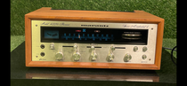 Quadrophonie Receiver Marantz 4220 Frontansicht mit Holzgehäuse und beleuchteter Skala