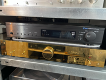 Bild: Cambridge Audio V500 Digital Surround Decoder, Frontansicht in schwarzer Ausführung