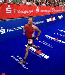 Jasper Rittner beim Finish der Mitteldistanz in Wiesbaden.