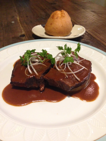 ヒドリ食堂牛ホホ肉の赤ワイン煮