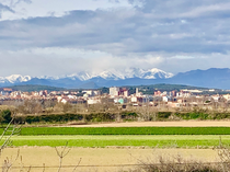 Figueres vor verschneiten Gipfeln