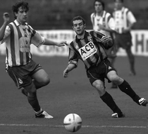 Mikel Elejalde presiona a Koikili, en el partido de la temporada 2005-06. Foto: Mundo Deportivo.