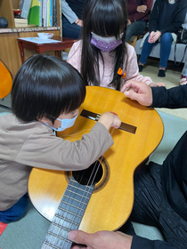 弦を張っているところ♪