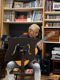 弾き納めの旦那さんをパチリ。