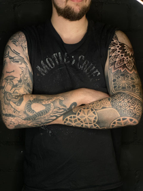 Ein neotraditional Tattoo und schwarz grau mit einem Portrait kombiniert. Ein Arm mit einem Geometrie tattoo mit Dotwork tattoo Elementen