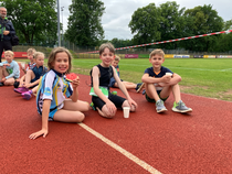 Den ersten Triathlon gefinisht: Levi, Hannes und Karl (v.l.n.r.)