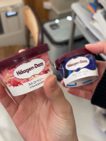 学校で食べるアイスは一味違いました🍦少し写真がブレてしまっていますが…