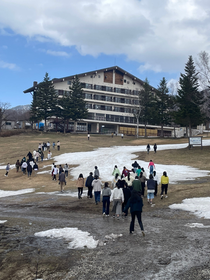 練習所からホテルに戻る部員が「アルプスの少女ハイジ」に出てくるたくさんの羊にしか見えなかったので思わず撮ってしまいました😉