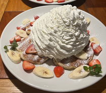 シェア用のパンケーキだと知らず1人1つ頼んで完食しお腹を壊しまして☺️2人揃って次の日朝から登校できませんでした🥲