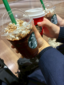 クラの友達2人とスタバで新作飲んできました！