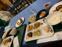 本日の夜ご飯です!バイキングだったのでいっぱい食べちゃいました!🥰