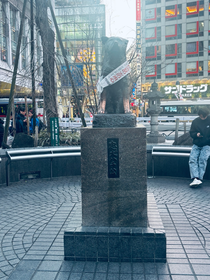 神々しいハチ公像