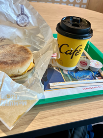 今日の朝ごはんはマックで。ソーセージマフィンセットは240円なので良い。