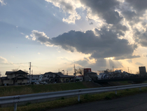 先日学校の近くで撮った空の写真です!雲の隙間から漏れる光がとても綺麗です⛅️