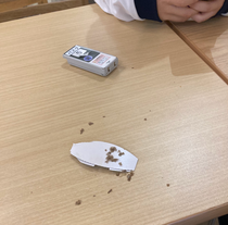 三角チョコパイを食べるのが部内1へたくそな自信があります