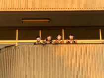 1階玄関から出る組と2階玄関から出る組でロミジュリみたいになってます😊