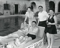 Charles Goren und Sidney Silodor am Pool 1950 Bermuda Bowl