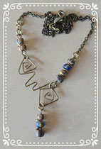 Messing-kette, Collier mit handgemachtem Mittelteil und blauen Perlen. Asymmetrisch 