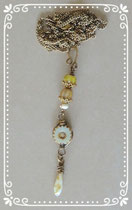 Wirework Messing-Anhänger mit gelben Picasso-Perlen und Messingkette
