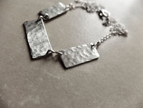 Traumhafte Silberkette/Silbercollier mit handgeschnittenem, dreiteiligen Silberblech, gehämmert, ungeschwärzt. Unikat