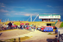 Top Stimmung bei top Wetter, mit der Strandhalle im Hintergrund - Live am Deich