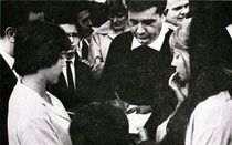 Joe Napoli signant des autographes en 1961