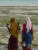 Femmes partant pour la pêche