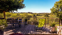 terrasse ombragée largement ouverte vers la nature 