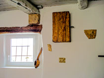portion de mur avec coffret bois et pierres sculptées en relief