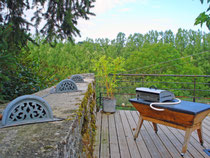 sur la terrasse la plancha posée sur une maie - 3 éclairages d'ambiance posés sur le mur