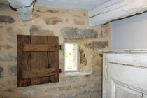 angle de la chambre poutres apparentes fenestrou avec volet intérieur bois