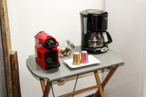 petite table avec cafetière Nespresso et cafetière traditionnelle