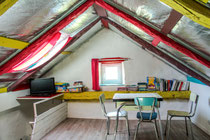 salle loisirs avec TV jeux livres baby-foot et couleurs vives