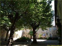Saint Geniez : une placette, où se trouvent la mairie et le syndicat d'initiative