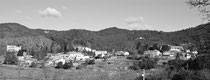 Panoramique avec le château à gauche et, sur la crête à droite, le site des Ayres refuge camisard (Photo JC Wolles)