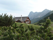 Falkenhütte von Südosten mit Steinfalk und Lalider Falk